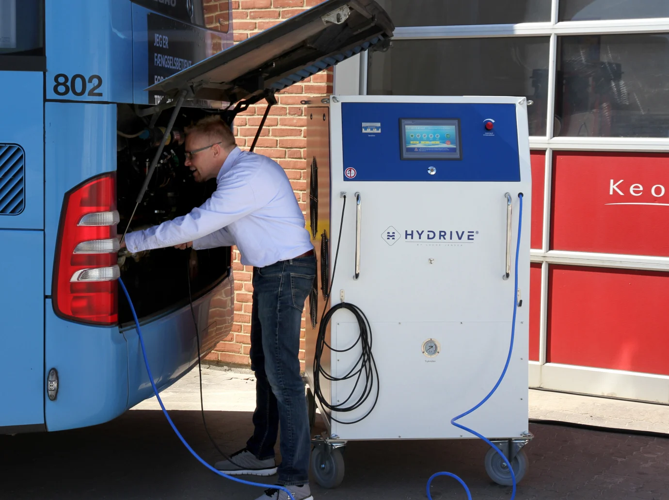 Uffe Lauge Jensens maskine sender brint ind i bilens motor, hvilket renser den for sod og mindsker udledningen af blandt andet CO2 og NOx. Danske værksteder, der forhandler HYDRIVE, har en årlig nettofortjeneste på op til 300.000,- ekskl. moms.